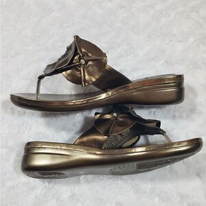 Renzoni size 7.5 (38) metallic floral sandals